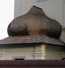 Replika šindele bání kostela na Dobré Vodě v Novohradských horách