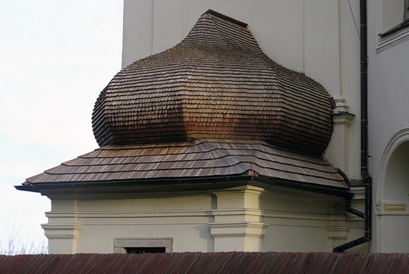 Replika šindele bání kostela na Dobré Vodě v Novohradských horách