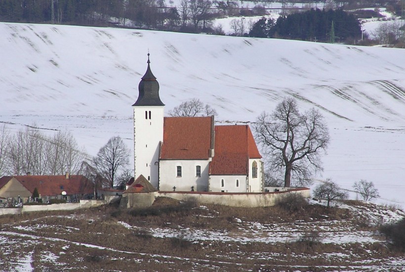 Natírání věže kostela sv. Vavřince na Zdouni